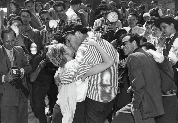 Американский актер и певец Эдди Константин целует свою жену Элен во время Каннского кинофестиваля 28 апреля 1955 года