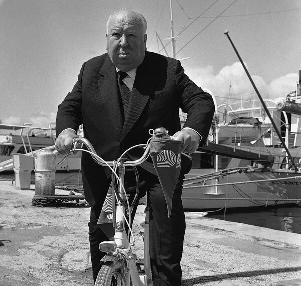 Мастер саспенса режиссер Альфред Хичкок на своем велосипеде направляется на Каннский кинофестиваль, 15 мая 1972 года