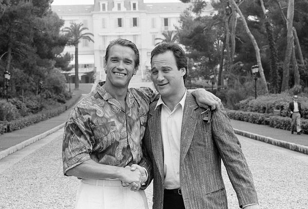 Арнольд Шварценеггер и Джим Белуши во время Каннского кинофестиваля, 19 мая 1988 года