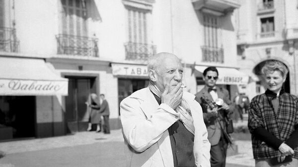 Художник Пабло Пикассо в Каннах на ежегодном кинофестивале, 1 мая 1957 года. Архивное фото