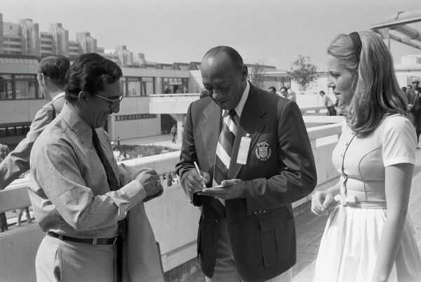Четырехкратный олимпийский чемпион летних Олимпийских игр 1936 года в Берлине Джесси Оуэнс Четырехкратный олимпийский чемпион летних Олимпийских игр 1936 года в Берлине Джесси Оуэнс