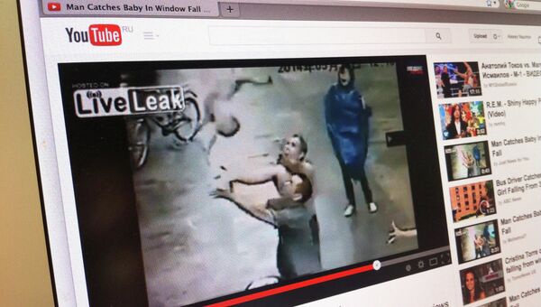 Видео на сайте YouTube, в котором мужчина поймал упавшего из окна ребенка