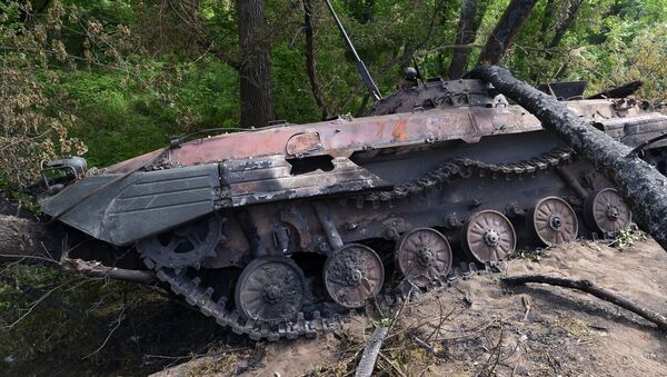 Сгоревшая БМП-2 на окраине города Рубежное в Луганской области, Архивное фото