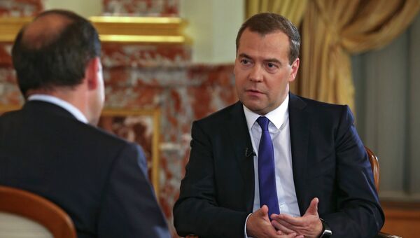 Председатель правительства России Дмитрий Медведев дает интервью телеканалу Россия 1