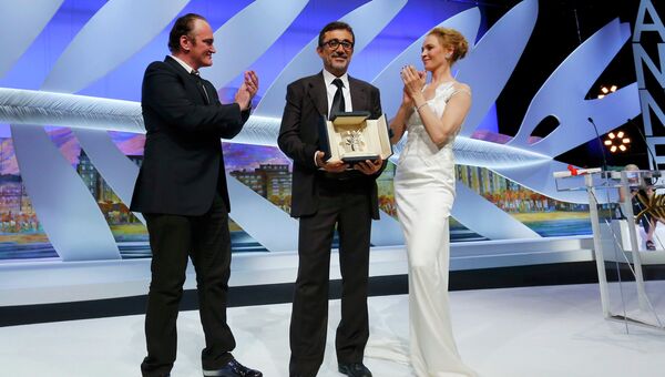 Квентин Тарантино и Ума Турман вручают Золотую пальмовую ветвь за лучший фильм турецком режиссеру Нури Бильге Джейлану