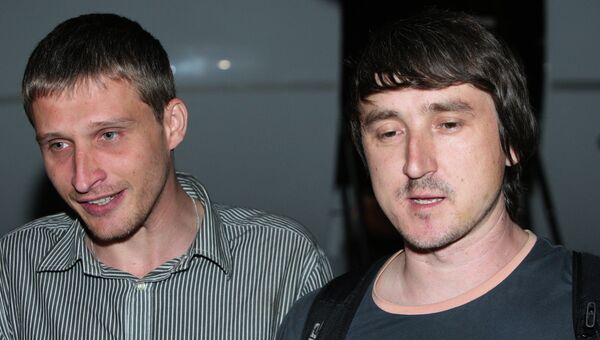 Освобожденные журналисты LifeNews Олег Сидякин и Марат Сайченко в аэропорту Грозного
