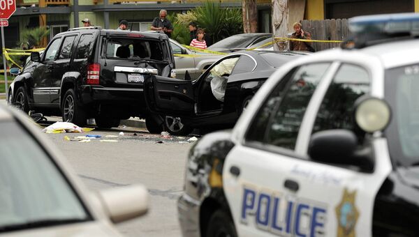 На месте стрельбы в районе Айла Виста в американском штате Калифорния, 24 мая 2014