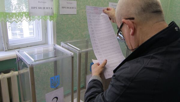 Избиратель во время голосования на внеочередных выборах президента Украины на одном из избирательных участков в Киеве