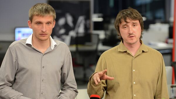 Репортеры LifeNews Олег Сидякин и Марат Сайченко отвечают на вопросы во время пресс-конференции в Москве