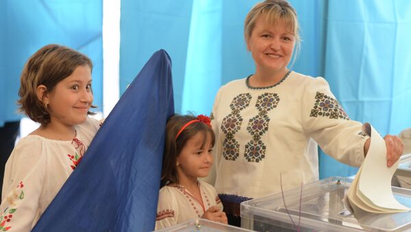 Избиратели во время голосования на внеочередных выборах президента Украины