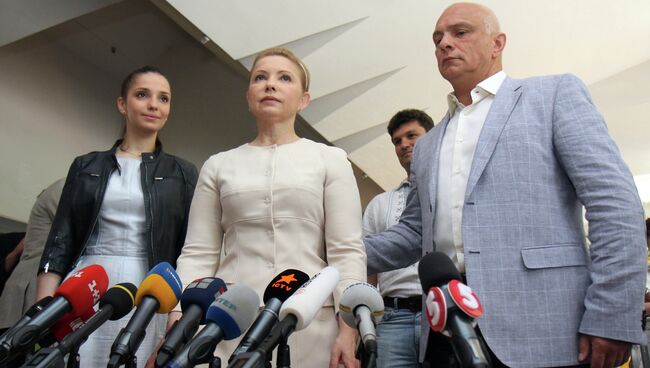 Юлия Тимошенко на одном из избирательных участков в Киеве