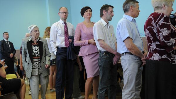 Арсений Яценюк на избирательном участке во время голосования на выборах президента Украины, 25 мая 2014