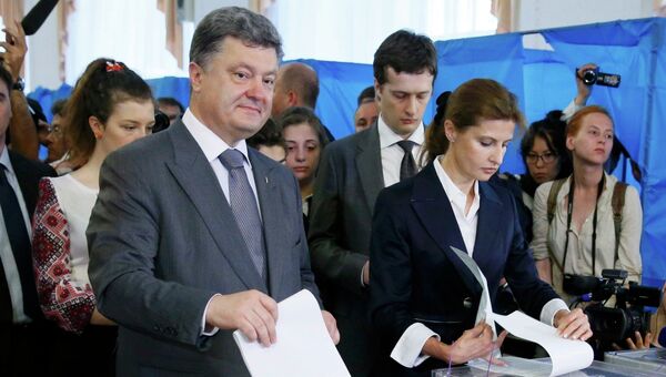 Петр Порошенко голосует на выборах президента Украины, 25 мая 2014