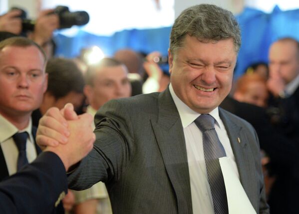 Кандидат в президенты Украина Петр Порошенко на одном из избирательных участков в Киеве