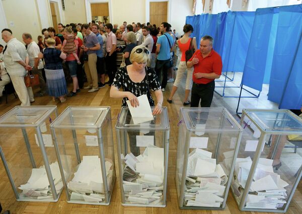 Избиратели во время внеочередных выборов президента на Украине