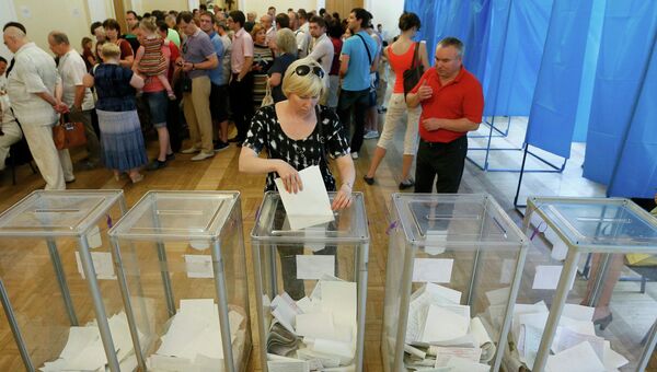 Избиратели во время внеочередных выборов президента на Украине