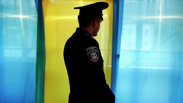 Украинский милиционер на избирательном участке в Иваново-Франковской области Украины