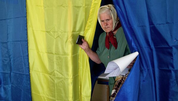Избирательница во время голосования на внеочередных выборах президента Украины. Архивное фото