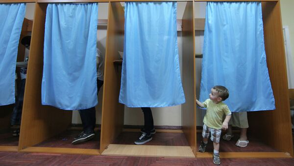 Избиратели во время голосования на внеочередных выборах президента Украины. Архивное фото