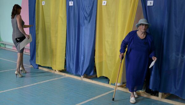 Избиратели во время голосования на внеочередных выборах президента Украины на избирательном участке в Донецке. Архивное фото