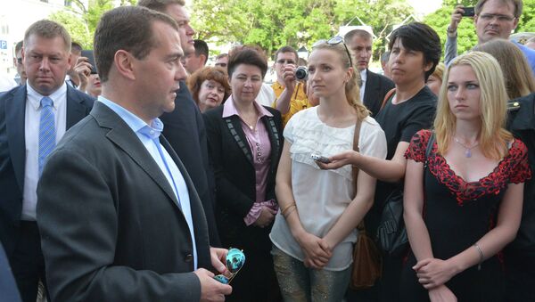 Председатель правительства РФ Дмитрий Медведев во время общения с жителями Севастополя