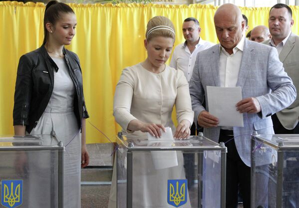 Юлия Тимошенко в сопровождении дочери Евгении и мужа Александра ​​голосует на выборах президента Украины