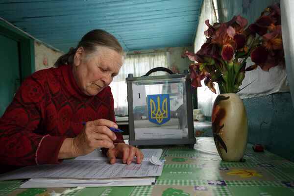 Украинская пенсионерка голосует на выборах президента Украины