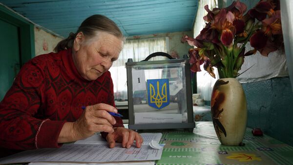 Украинская пенсионерка голосует на выборах президента Украины. Архивное фото