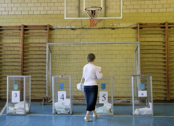 Избирательница во время голосования на внеочередных выборах президента Украины на избирательном участке в Киеве