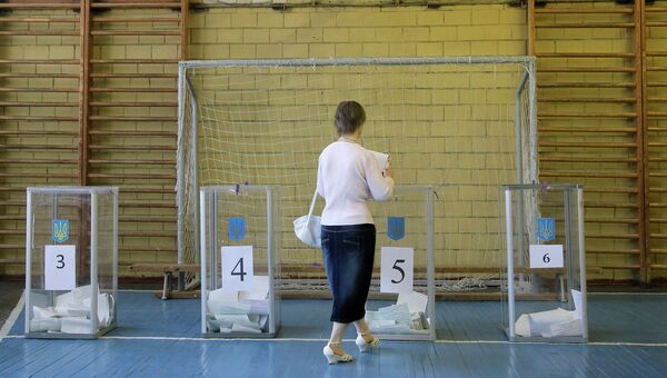 Избирательница во время голосования на внеочередных выборах президента Украины на избирательном участке в Киеве