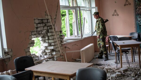 Боец народного ополчения в больнице в поселке Семеновка после артиллерийского обстрела украинской армией. Архивное фото