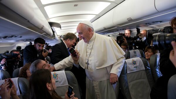 Папа Римский Франциск общается с журналистами на борту самолета по пути в Амман