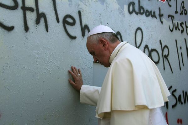 Папа Римский Франциск прикоснулся к стене, разделяющей Палестину и Израиль