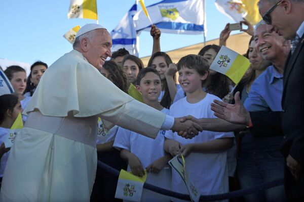Папа Римский Франциск приветствует детей во время визита в Израиль