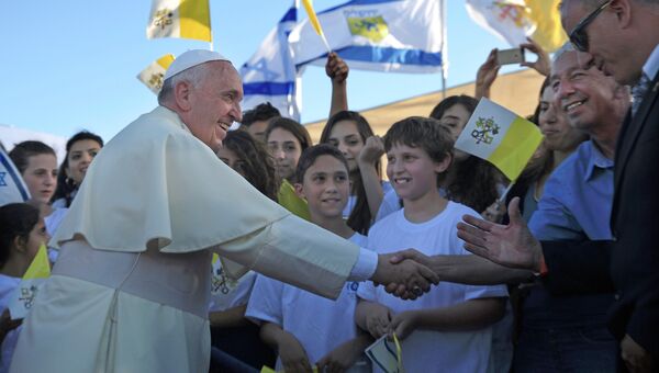 Папа Римский Франциск приветствует детей во время визита в Израиль