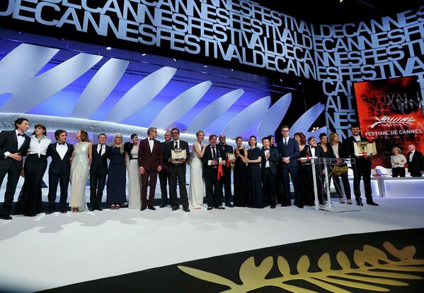 Жюри и лауреаты на сцене церемонии закрытия 67-го Каннского кинофестиваля