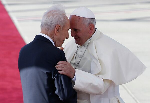 Президент Израиля Шимон Перес приветствует Папу Римского Франциска в международном аэропорту Бен-Гурион близ Тель-Авива