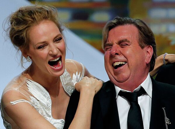 Актриса Ума Турман и актер Тимоти Сполл на сцене церемонии закрытия 67-го Каннского кинофестиваля