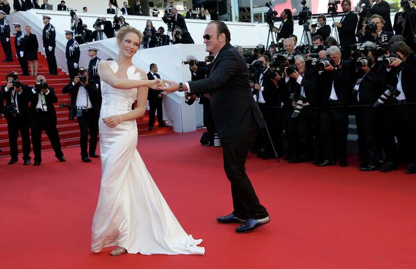Актриса Ума Турман и режиссер Квентин Тарантино танцуют на красной ковровой дорожке 67-го Каннского кинофестиваля