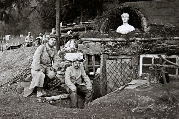 Французские солдаты Первой мировой у входа в свою землянку-«шале»