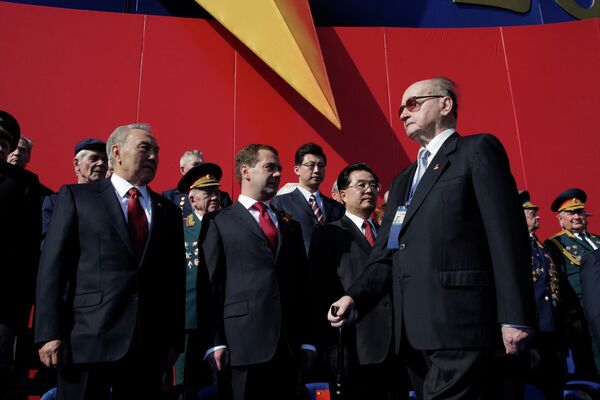 Войцех Ярузельский, Нурсултан Назарбаев и Дмитрий Медведев на параде по случаю 65-летия Победы в ВОВ