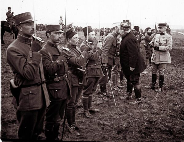 Жозеф Жоффр награждает медалями солдат, участвоваших в битве при Вердене