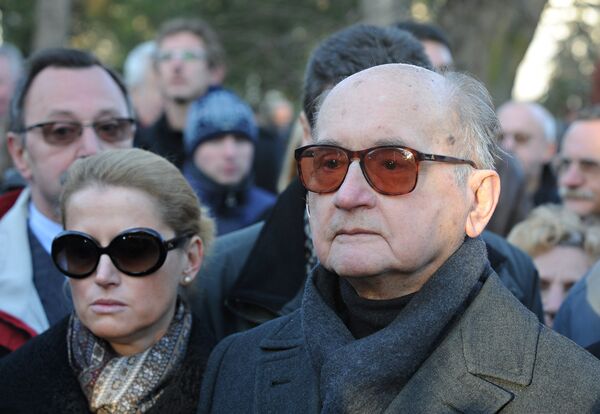 Бывший президент Польши генерал Войцех Ярузельский с дочерью Моникой на похоронах Мечислава Раковского в Варшаве