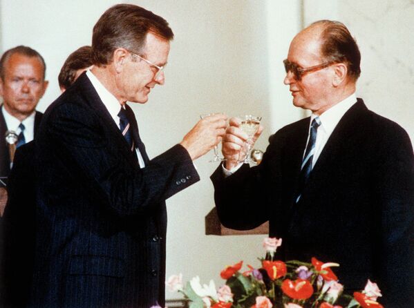 Президент США Джордж Буш-старший и президент Польши Войцех Ярузельский во время официальной встречи в Варшаве