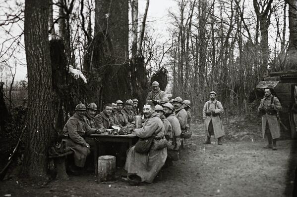 Французские солдаты арьергарда завтракают в окрестностях города Аррас