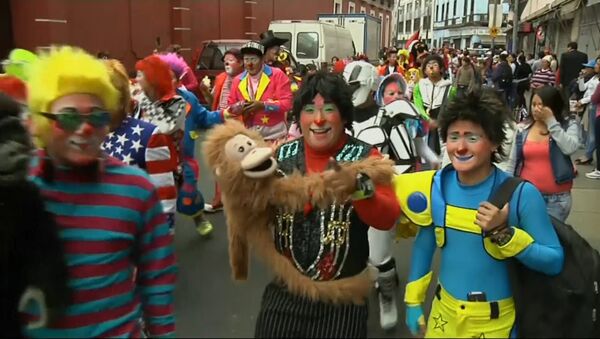 Яркие костюмы, красные носы и парики - марш клоунов в Перу