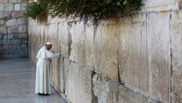 Папа Римский Франциск у стены у Стены Плача в Иерусалиме