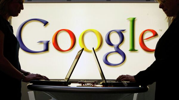 Девушки с ноутбуками на фоне логотипа Google. Архивное фото