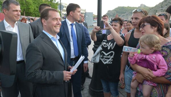 Председатель правительства РФ Дмитрий Медведев беседует с жителями Балаклавы
