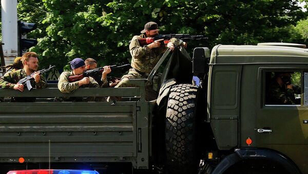 Бойцы ДНР возле международного аэропорта в Донецке